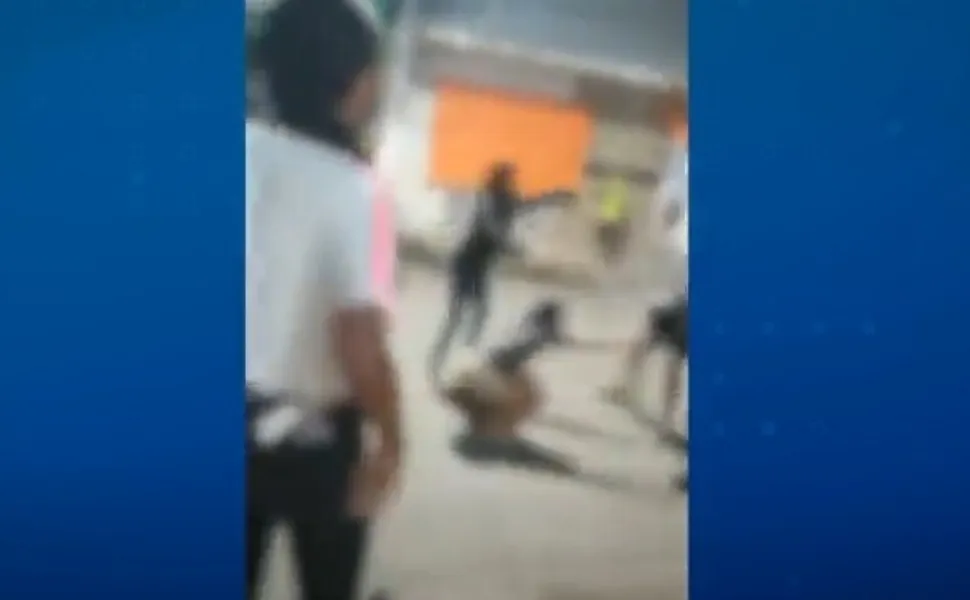Imagem ilustrativa da imagem Após briga entre mães, mulher acaba esfaqueada na porta de escola