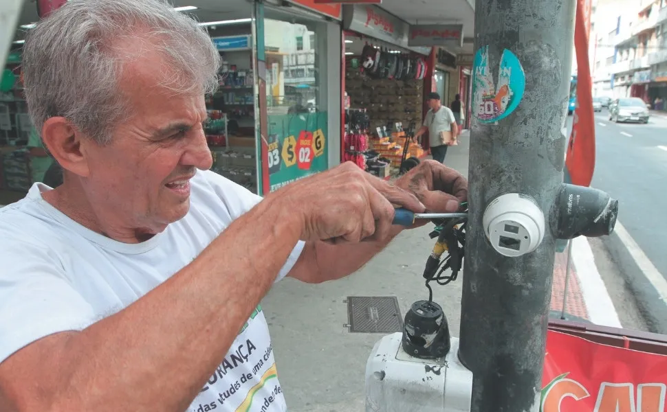 Imagem ilustrativa da imagem Comerciante retira mais de 200 câmeras no Centro de Vitória após denúncia