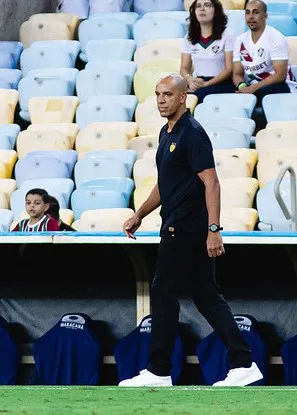 Imagem ilustrativa da imagem Após mais uma derrota no Brasileirão, técnico português Pepa é demitido do Sport