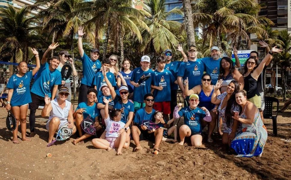 Imagem ilustrativa da imagem Aulas gratuitas de beach tennis na Praia de Camburi: veja como se inscrever