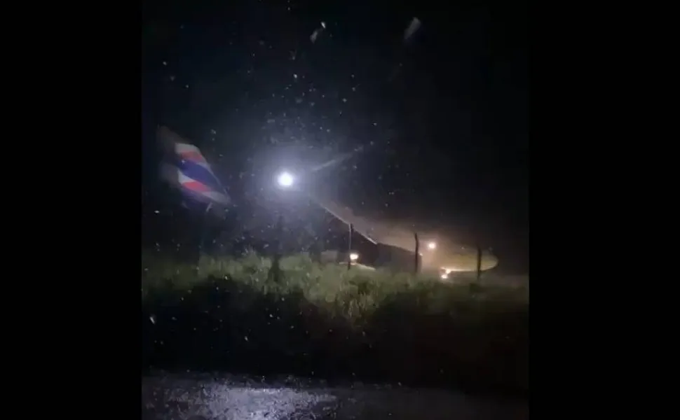 Imagem ilustrativa da imagem Avião da Latam ultrapassa limite da pista e para no gramado do aeroporto de Chapecó