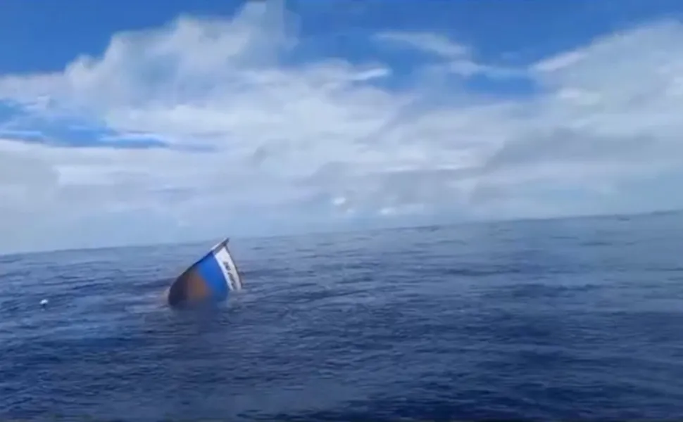 Imagem ilustrativa da imagem Barco naufraga em alto mar na Serra; Um tripulante continua desaparecido