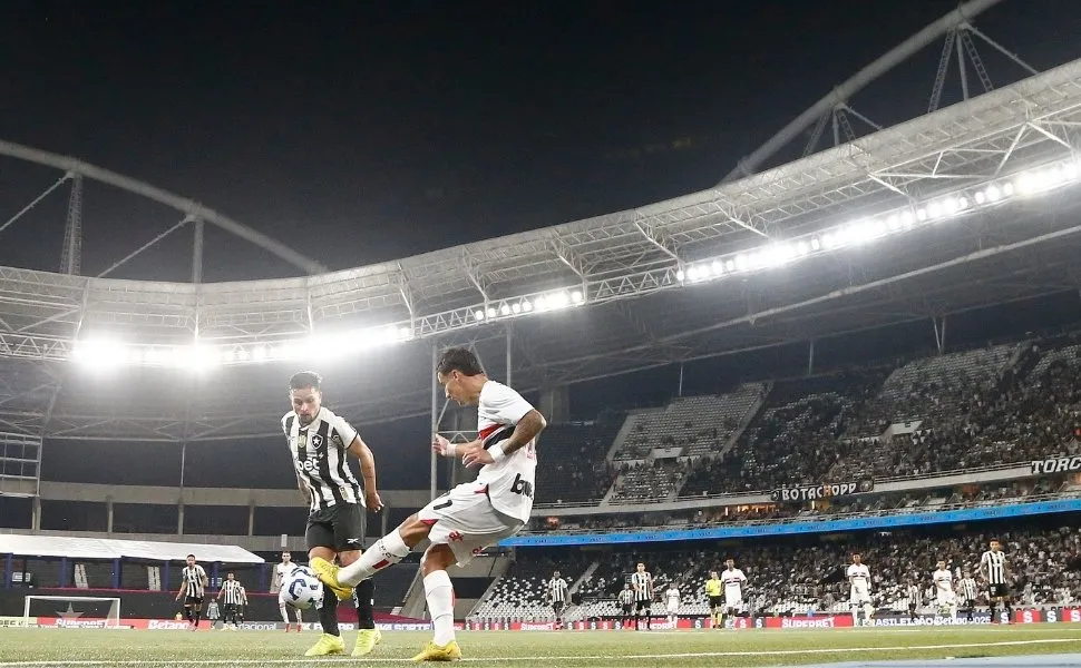 Imagem ilustrativa da imagem Botafogo e São Paulo empatam em jogo agitado e de golaços no Rio de Janeiro