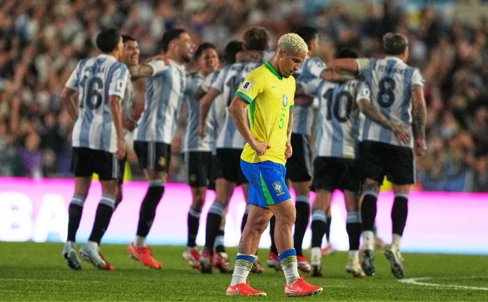 Imagem ilustrativa da imagem Brasil leva 'porrada' da Argentina, ouve 'olé' e vê pressão sobre Dorival aumentar