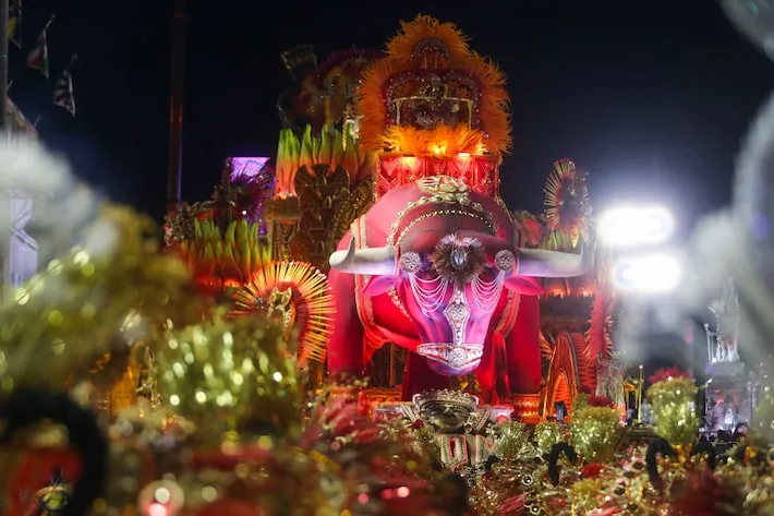 Imagem ilustrativa da imagem ‘Canalhas’, ‘ladrões’ e ‘ratos’: veja reclamações de escolas de samba do Rio sobre notas do Carnaval