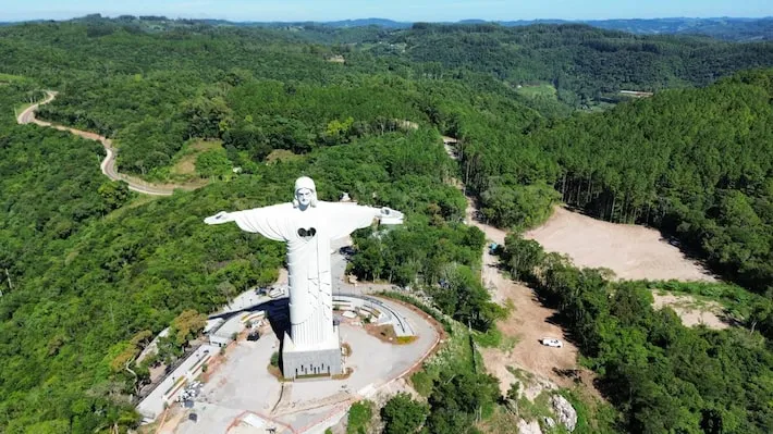 Imagem ilustrativa da imagem Como é a estátua de Encantado que tem altura maior do que a do Cristo Redentor do Rio?