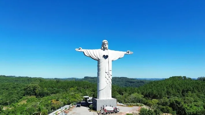 Imagem ilustrativa da imagem Como é a estátua de Encantado que tem altura maior do que a do Cristo Redentor do Rio?