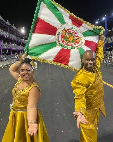 Imagem ilustrativa da imagem Coração e amor na avenida