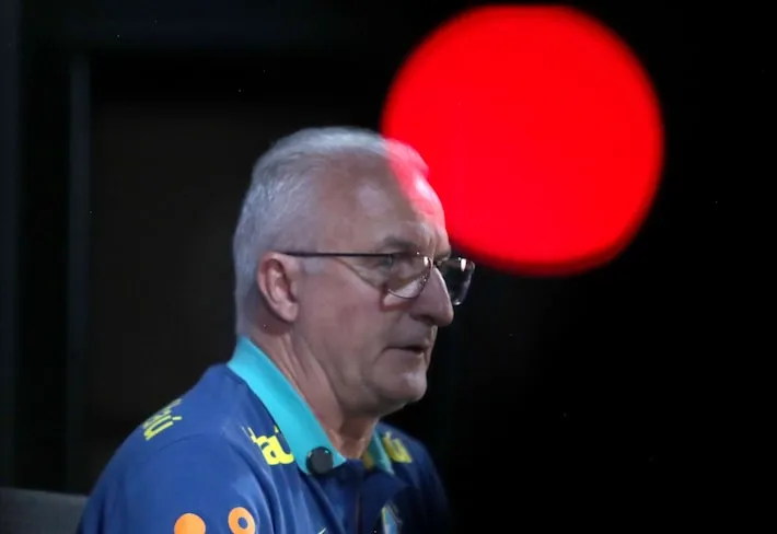 Imagem ilustrativa da imagem Negociação com Dorival se arrasta e executivo de futebol do Corinthians volta a SP