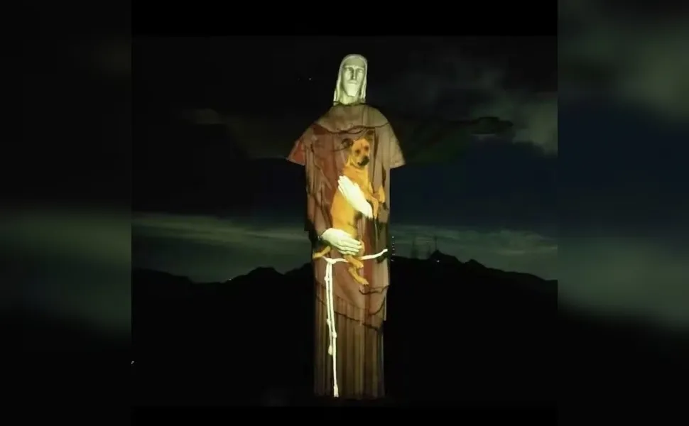 Imagem ilustrativa da imagem Cristo Redentor abraça vira-lata caramelo para campanha sobre adoção