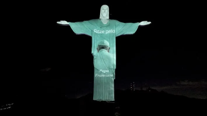 Imagem ilustrativa da imagem Cristo Redentor recebe projeção de imagens em apoio ao papa Francisco; veja fotos