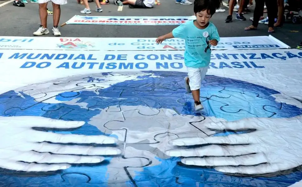 Imagem ilustrativa da imagem Detecção precoce do autismo ajuda na alfabetização e inclusão escolar