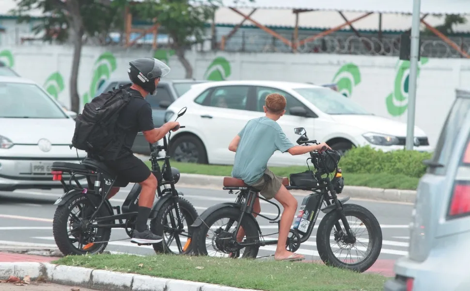Imagem ilustrativa da imagem Detran alerta para riscos de bicicletas elétricas na saída de escolas