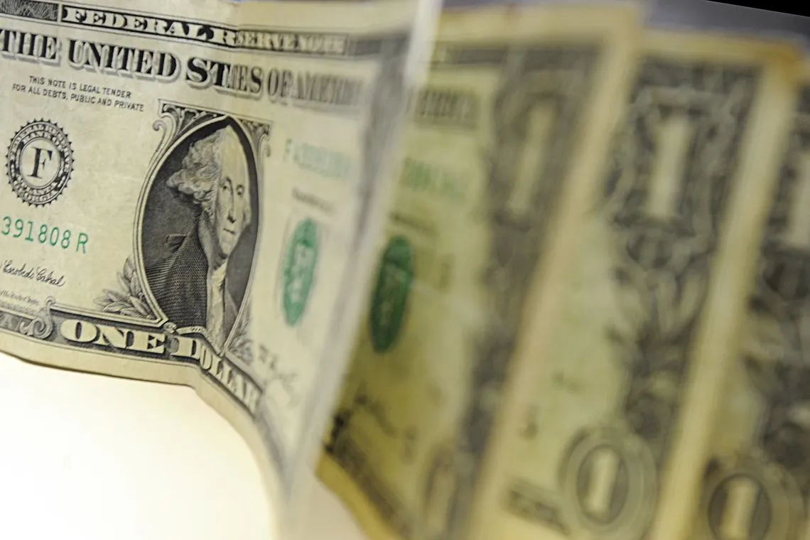 Imagem ilustrativa da imagem Dólar desaba após tarifas de Trump e atinge menor valor em seis meses