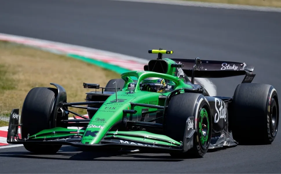 Imagem ilustrativa da imagem F1: Bortoleto é comparado a Leclerc e recebe elogios internos na Sauber