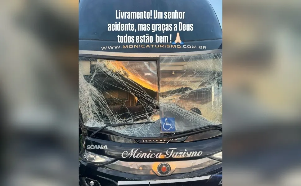 Imagem ilustrativa da imagem Ferrugem e equipe sofrem acidente e ônibus fica destruído