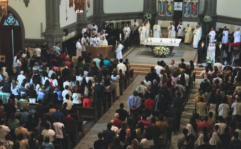 Imagem ilustrativa da imagem Fiéis lotam missa em memória de Santo Padre em Vitória
