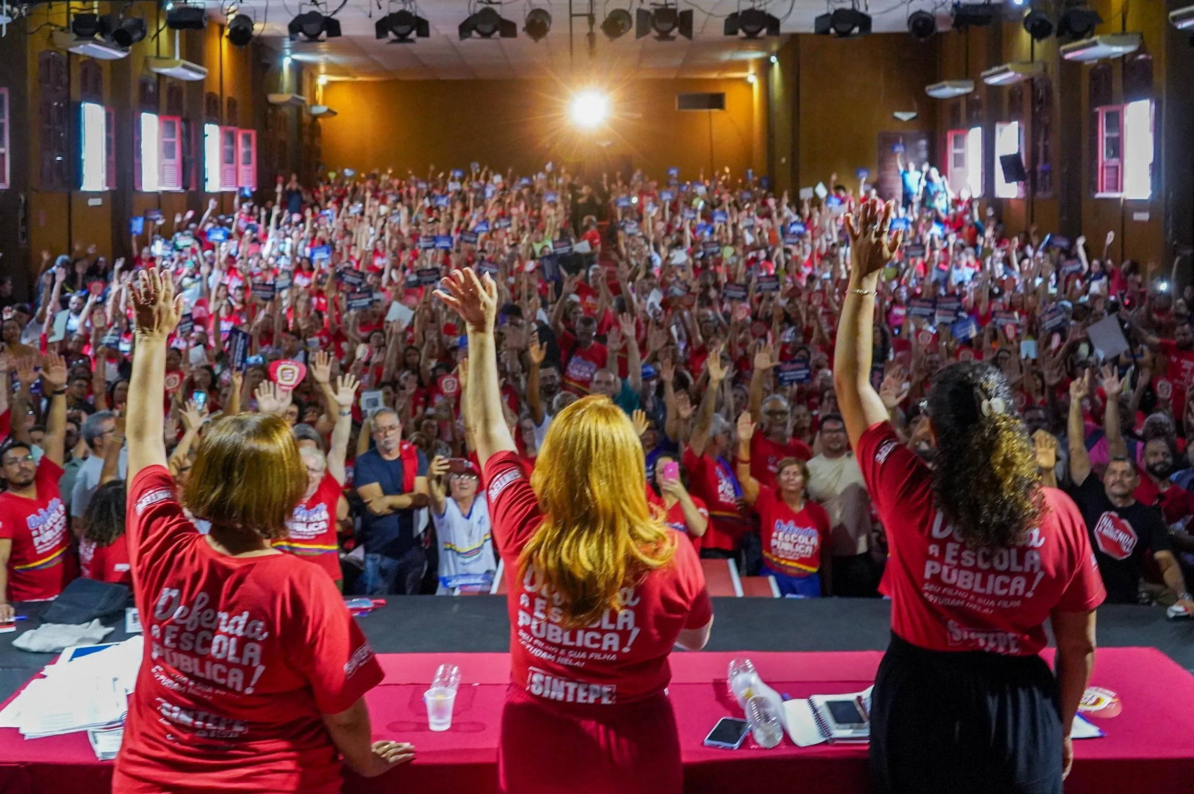 Imagem ilustrativa da imagem Governo de PE e trabalhadores da Educação fecham acordo para aumento salarial