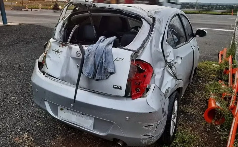 Imagem ilustrativa da imagem Homem ajuda trio que sofreu acidente e tem carro furtado por uma das vítimas
