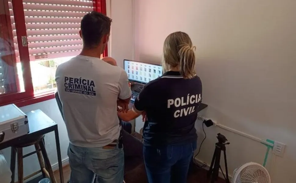 Imagem ilustrativa da imagem Homem é preso suspeito de crimes sexuais contra ao menos 127 crianças em 5 Estados