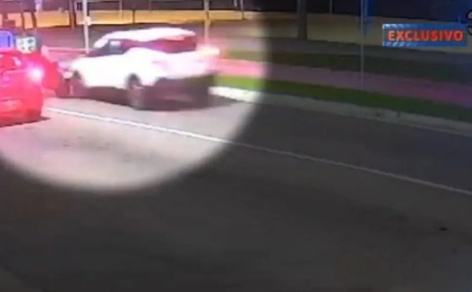 Imagem ilustrativa da imagem Homem pula de moto para não ser atingido por carro que avançou sinal em Vila Velha