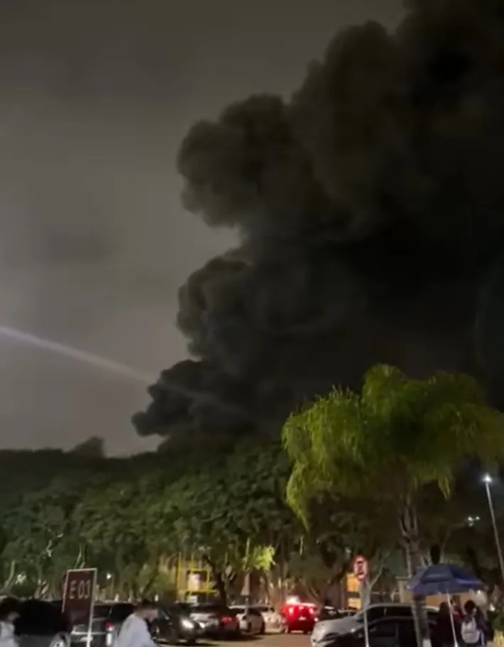Imagem ilustrativa da imagem Incêndio de grandes proporções atinge teatro da PUC em Curitiba