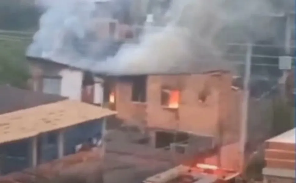 Imagem ilustrativa da imagem Incêndio destrói casa e móveis na Serra