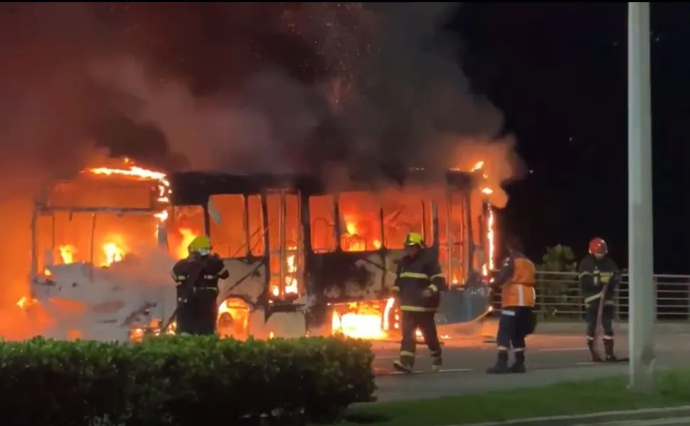 Imagem ilustrativa da imagem Noite de terror tem dois ônibus queimados e viaturas atacadas por criminosos