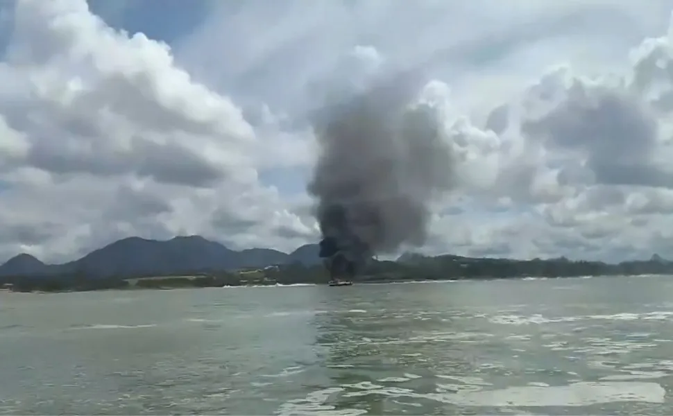 Imagem ilustrativa da imagem Lancha pega fogo no mar em Guarapari; passageiros foram resgatados com segurança