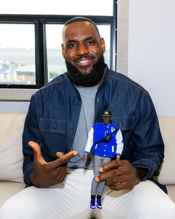 Imagem ilustrativa da imagem LeBron James faz parceria com Barbie é primeiro homem a se transformar em Ken; veja preço do boneco