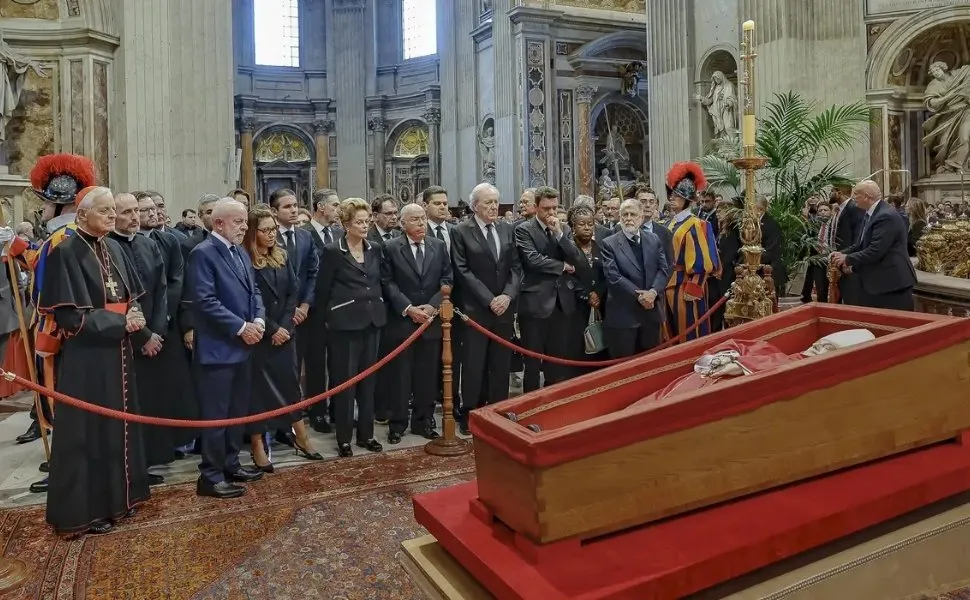 Imagem ilustrativa da imagem Lula presta homenagem ao papa Francisco em velório no Vaticano