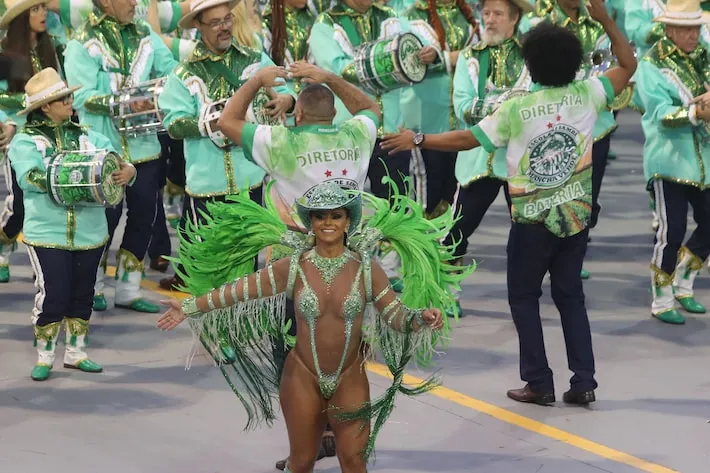 Imagem ilustrativa da imagem Mancha Verde é rebaixada no carnaval de São Paulo; veja resultados das escolas ligadas a organizadas