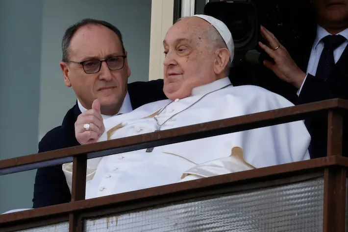 Imagem ilustrativa da imagem Médicos cogitaram suspender tratamento e deixar papa Francisco morrer