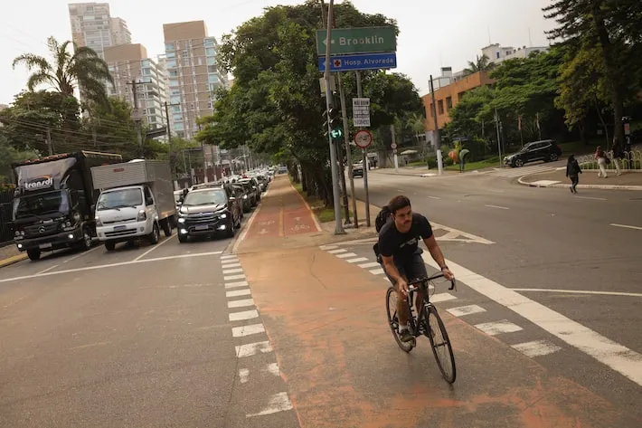 Imagem ilustrativa da imagem Menos de 2% dos brasileiros vivem em ruas com faixa para circulação de bicicletas