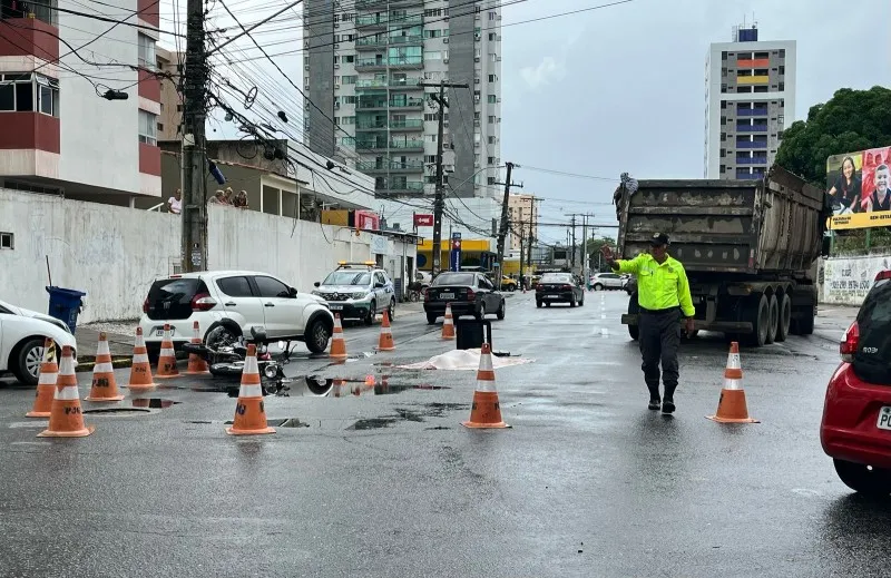 Imagem ilustrativa da imagem Motociclista morre ao bater violentamente em traseira de caminhão em Candeias