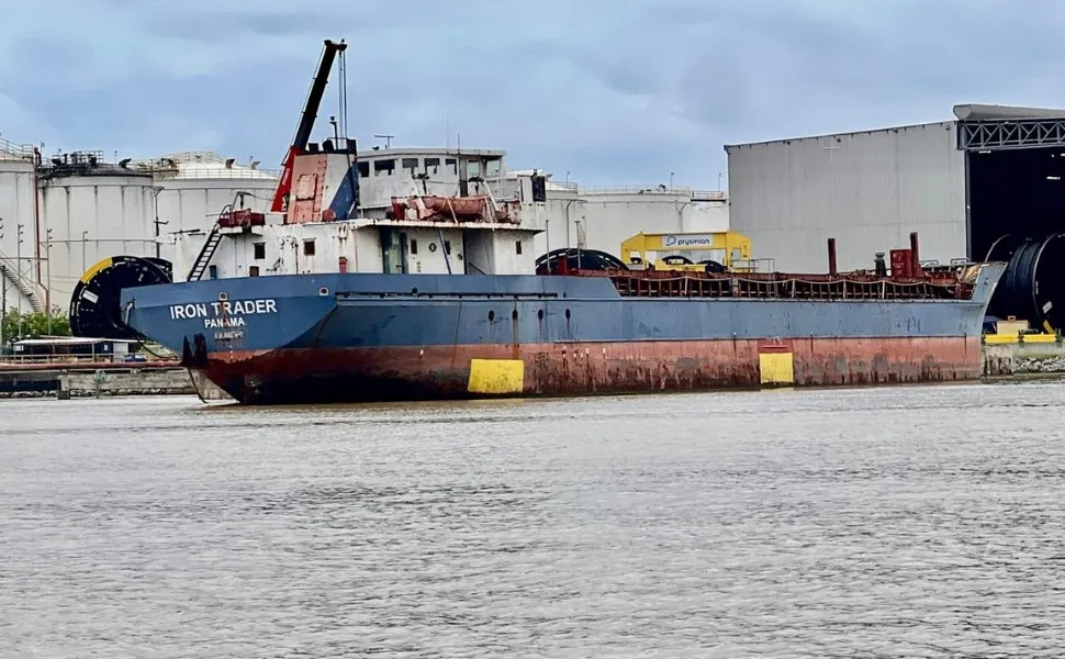 Imagem ilustrativa da imagem Navio que está há dez anos atracado no Porto do ES vai para Santa Catarina