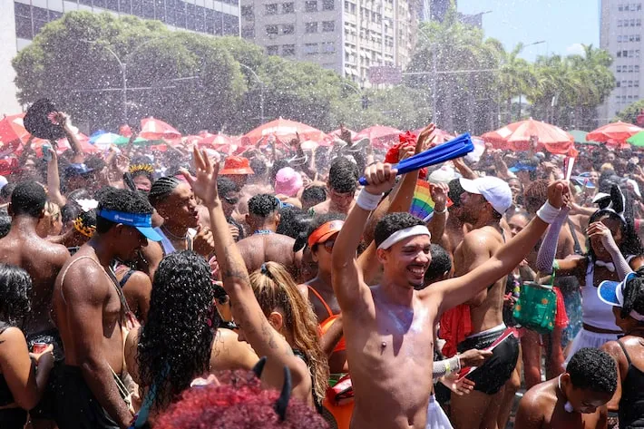 Imagem ilustrativa da imagem O que as cidades com os maiores carnavais de rua do Brasil estão fazendo para remediar o calor?