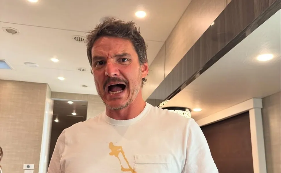 Imagem ilustrativa da imagem Pedro Pascal critica J.K. Rowling por declarações transfóbicas