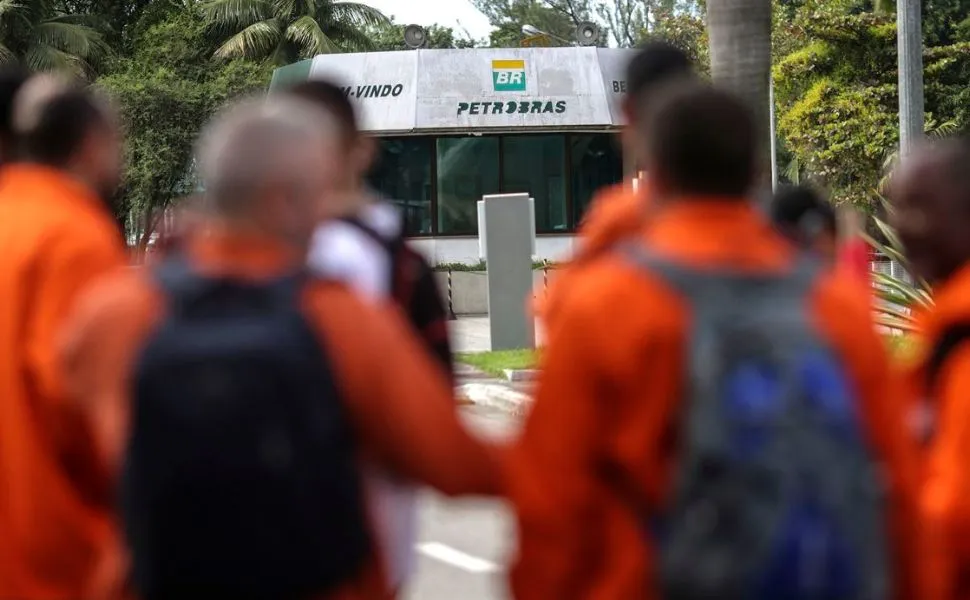 Imagem ilustrativa da imagem Petroleiros param por 24 horas contra mudanças no teletrabalho e PLR