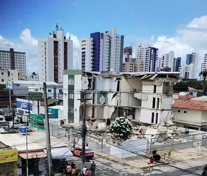 Imagem ilustrativa da imagem Prédio desaba na manhã desta terça-feira em Piedade, Jaboatão; COM VÍDEO