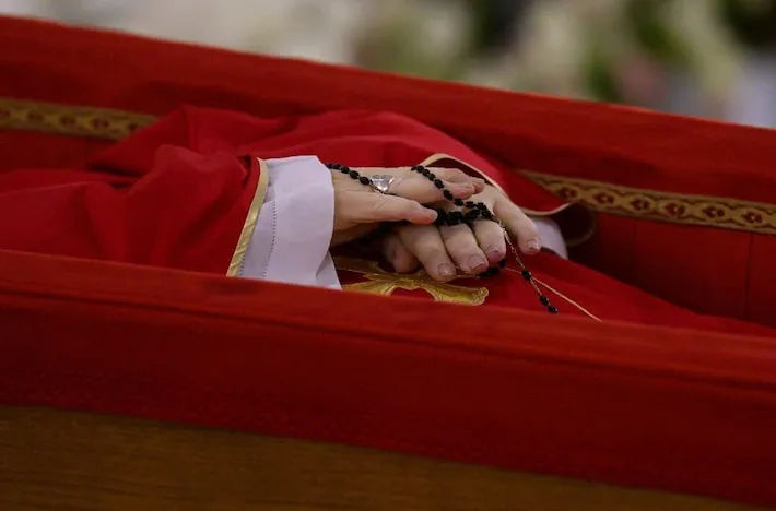 Imagem ilustrativa da imagem Quem é o parente do papa Francisco que vai ao enterro?