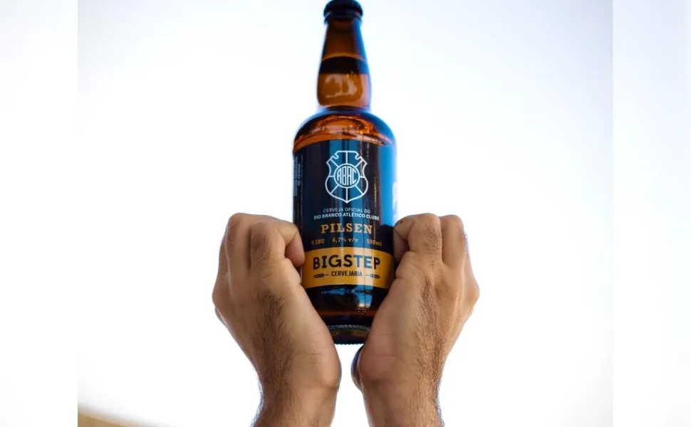 Imagem ilustrativa da imagem Rio Branco lança cerveja própria, a "Capa-Preta"