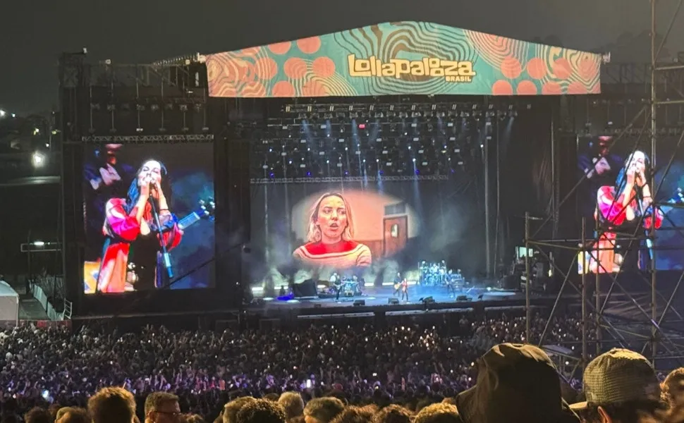 Imagem ilustrativa da imagem Ronaldo dispensa VIP e curte show de Alanis Morissette na multidão