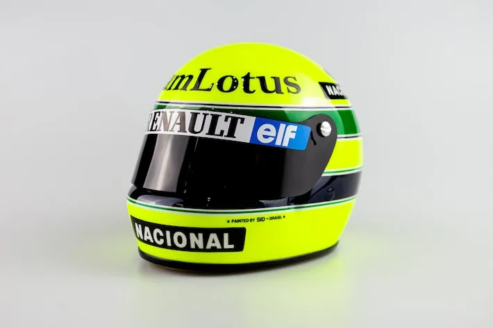 Imagem ilustrativa da imagem Senna tem capacete utilizado em 1ª vitória na F1 relançado em réplica de R$ 5 mil