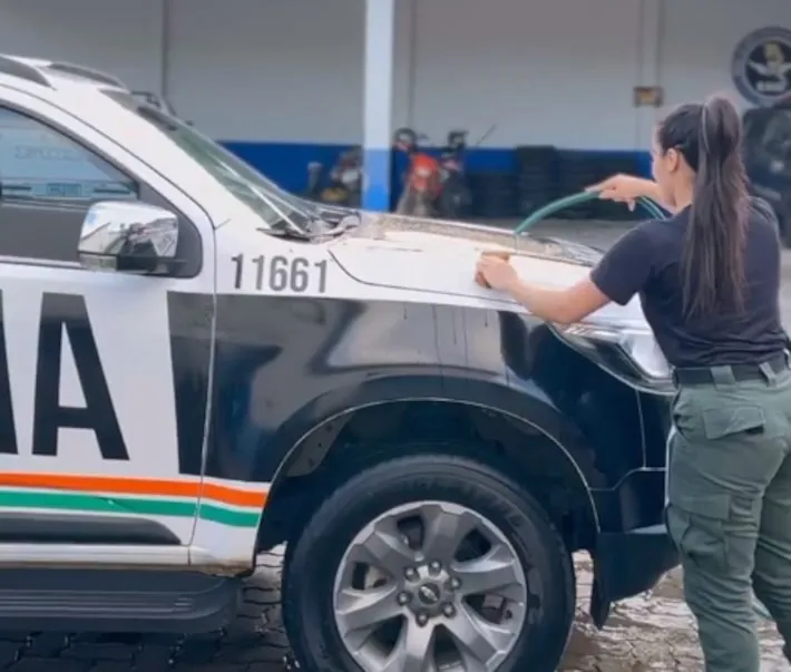 Imagem ilustrativa da imagem Soldado da PM é punida com dois dias de prisão após postar vídeo lavando viatura; veja publicação