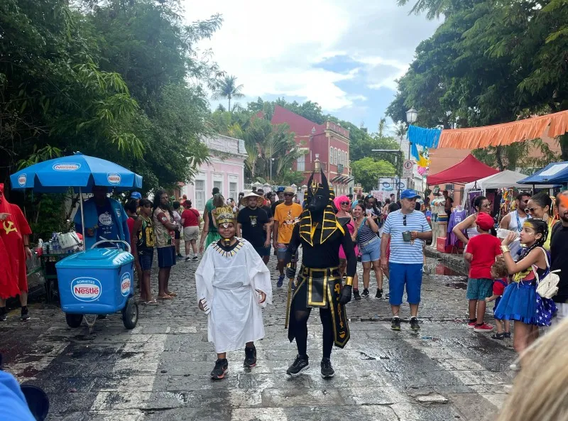 Imagem ilustrativa da imagem Super-heróis e “lutadores” fazem a festa no domingo do Alto da Sé; COM VÍDEOS