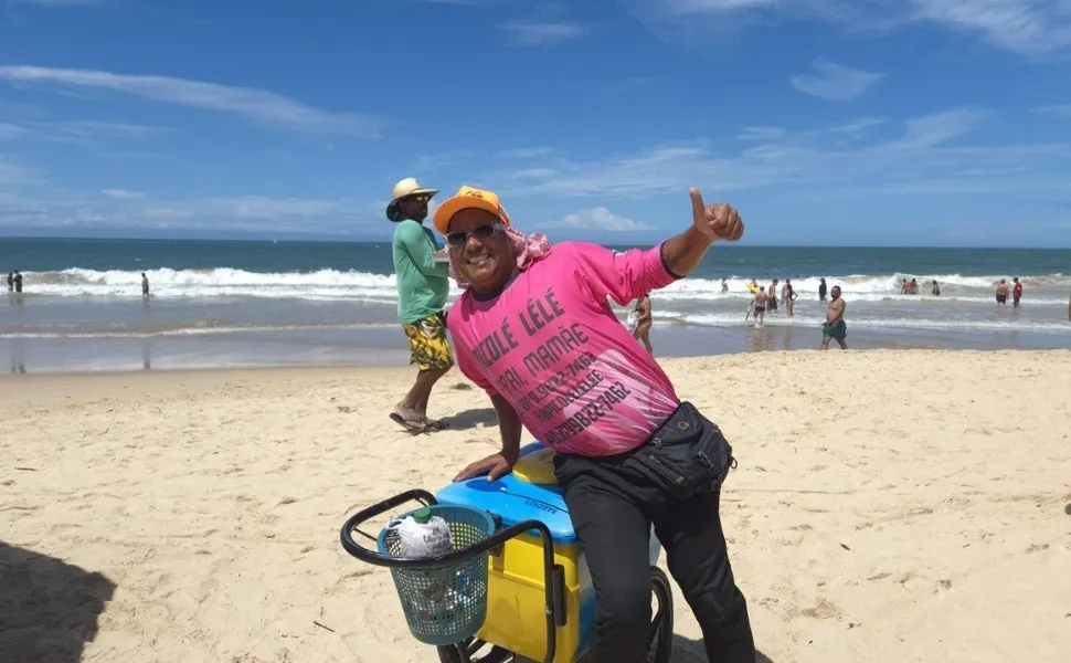 Imagem ilustrativa da imagem Vendedor usa humor para vender "Picolé Lelé" em praia de Guarapari