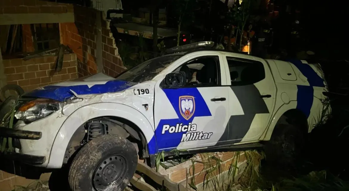 Imagem ilustrativa da imagem Viatura policial sofre acidente durante perseguição em Guarapari