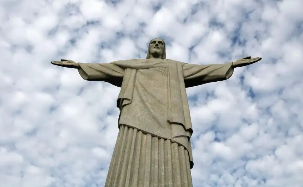 Imagem ilustrativa da imagem Cristo Redentor: turista chileno é atingido por pedestal e fica ferido