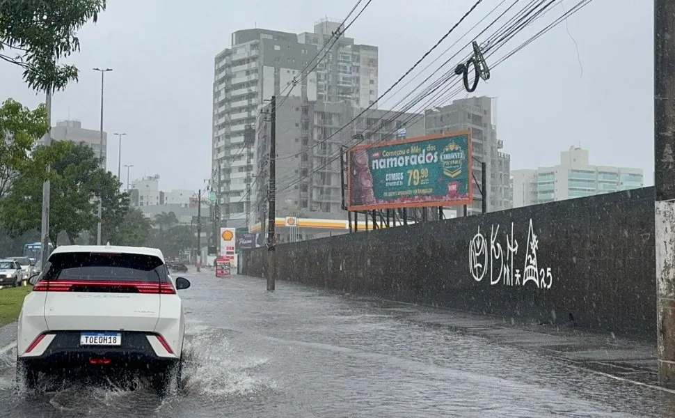 Imagem ilustrativa da imagem Vitória registra 4º maior volume de chuva do Brasil. Veja registros de alagamentos